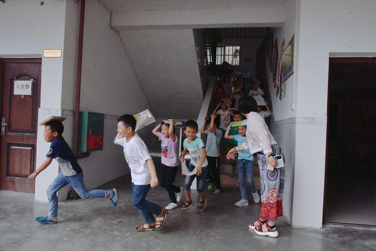 鉴河小学体育老师名单公示,德保县鉴河小学老师